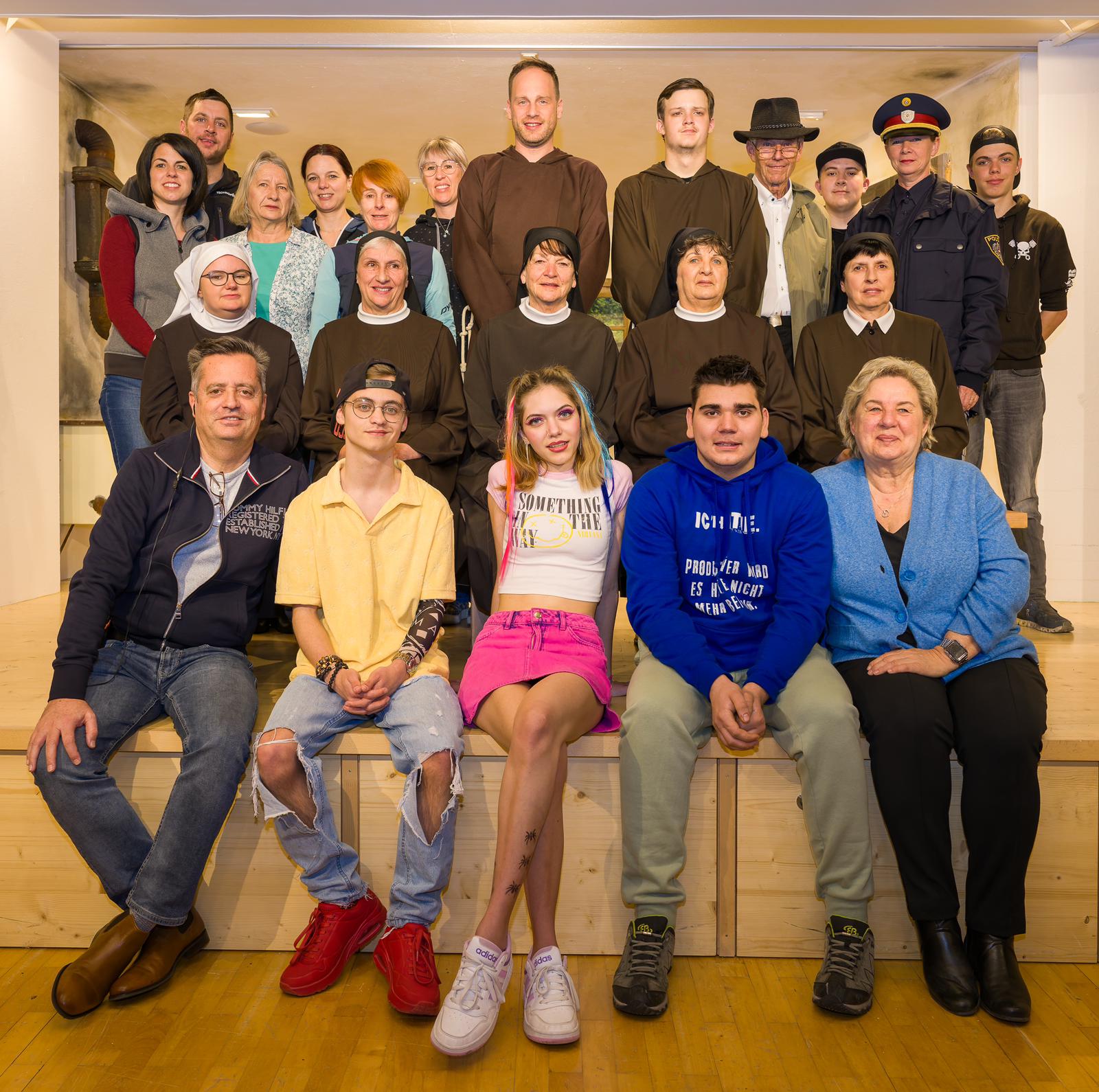 Mitglieder der Theatergruppe beim Bühnenaufbau